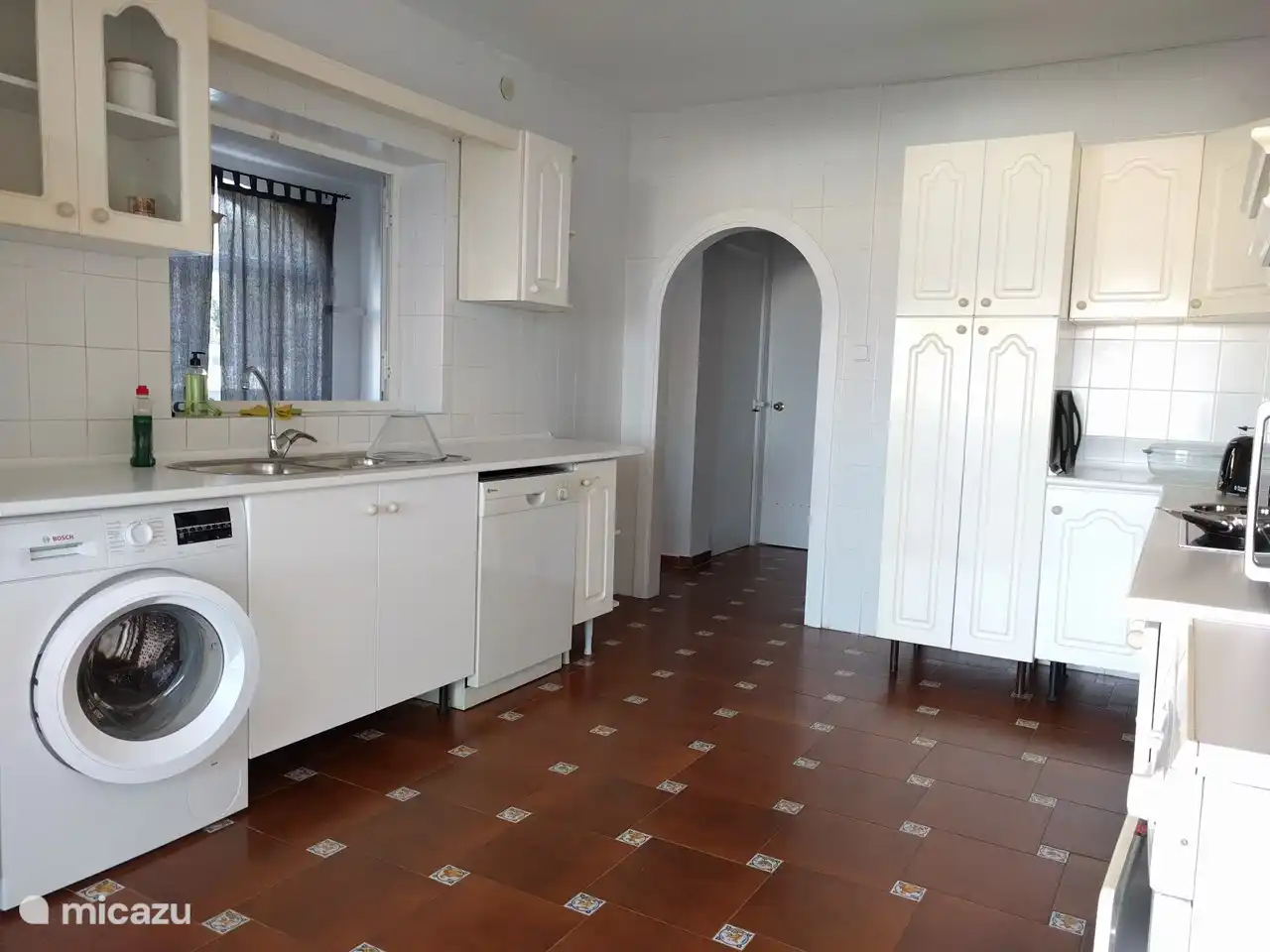 Ein weiterer Blick in die Küche.