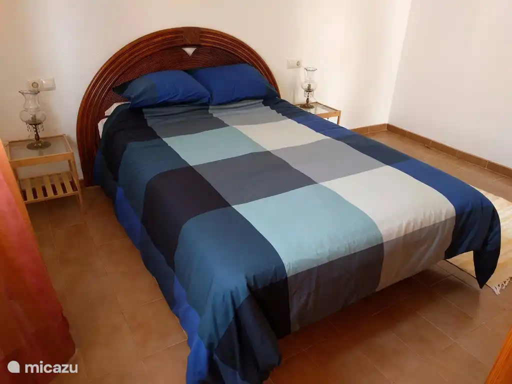 Das Schlafzimmer im Obergeschoss verfügt über ein 2-Personen-Bett.