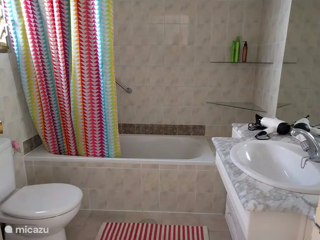 Das Badezimmer im Obergeschoss verfügt über eine Badewanne / Dusche.