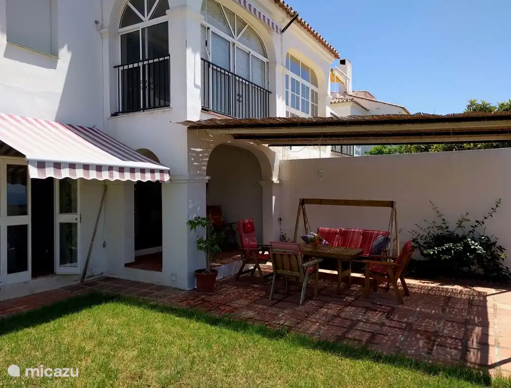 Es gibt einen Sitzplatz in der Küche mit Schatten.