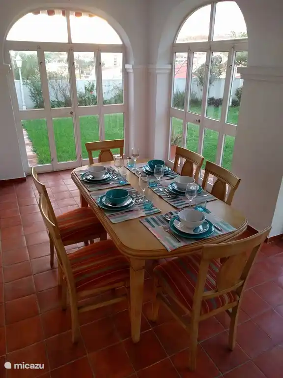 Der Gartenraum ist neben der Küche, die Türen können ganz offen sein, so dass Sie draußen essen, aber von der direkten Sonne.