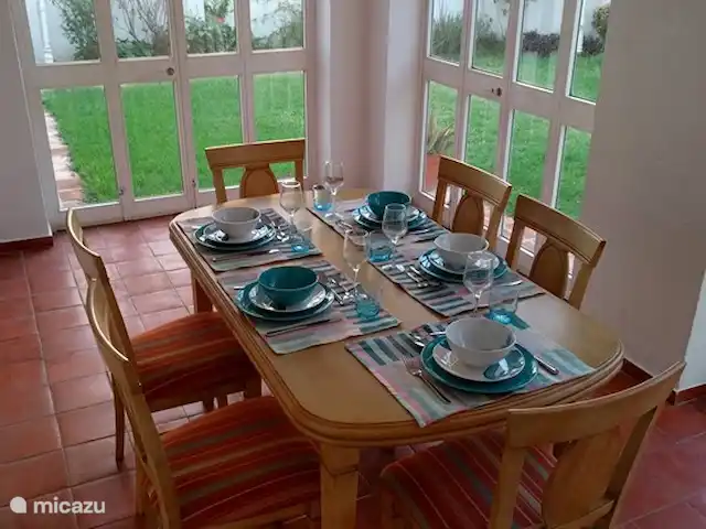 Samarkanda huren in Spanje, Andalusië, Rincón de la Victoria - geschakelde woning De tuinkamer is naast de keuken, de deuren kunnen volledig open zodat je buiten eet, maar uit de directe zon.