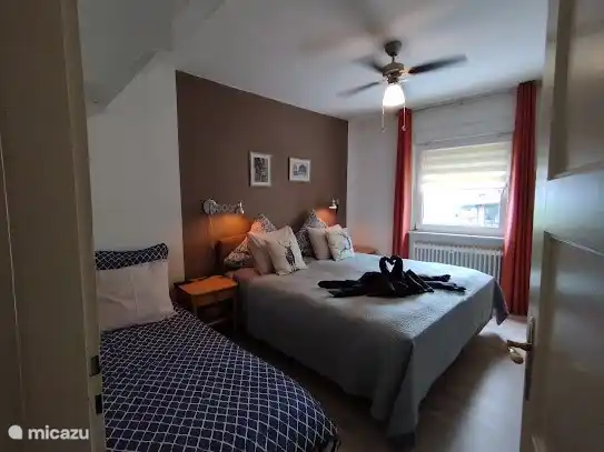 Dormitorio con somier de 180x200 con fondo regulable ( Y cama supletoria para niño)