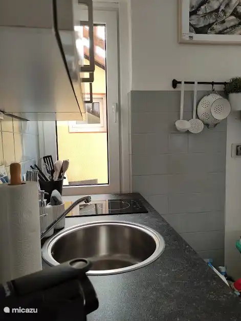 Cocina Moselsteig con ventana a la terraza cubierta