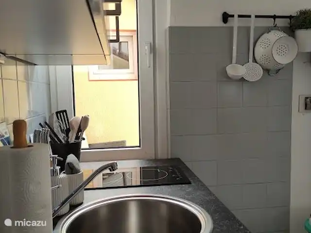 Wandelen, Duitsland, Moezel, Enkirch, appartement Moselglück - appartement Moselsteig Keuken Moselsteig met raam naar het gedeelte overdekt terras