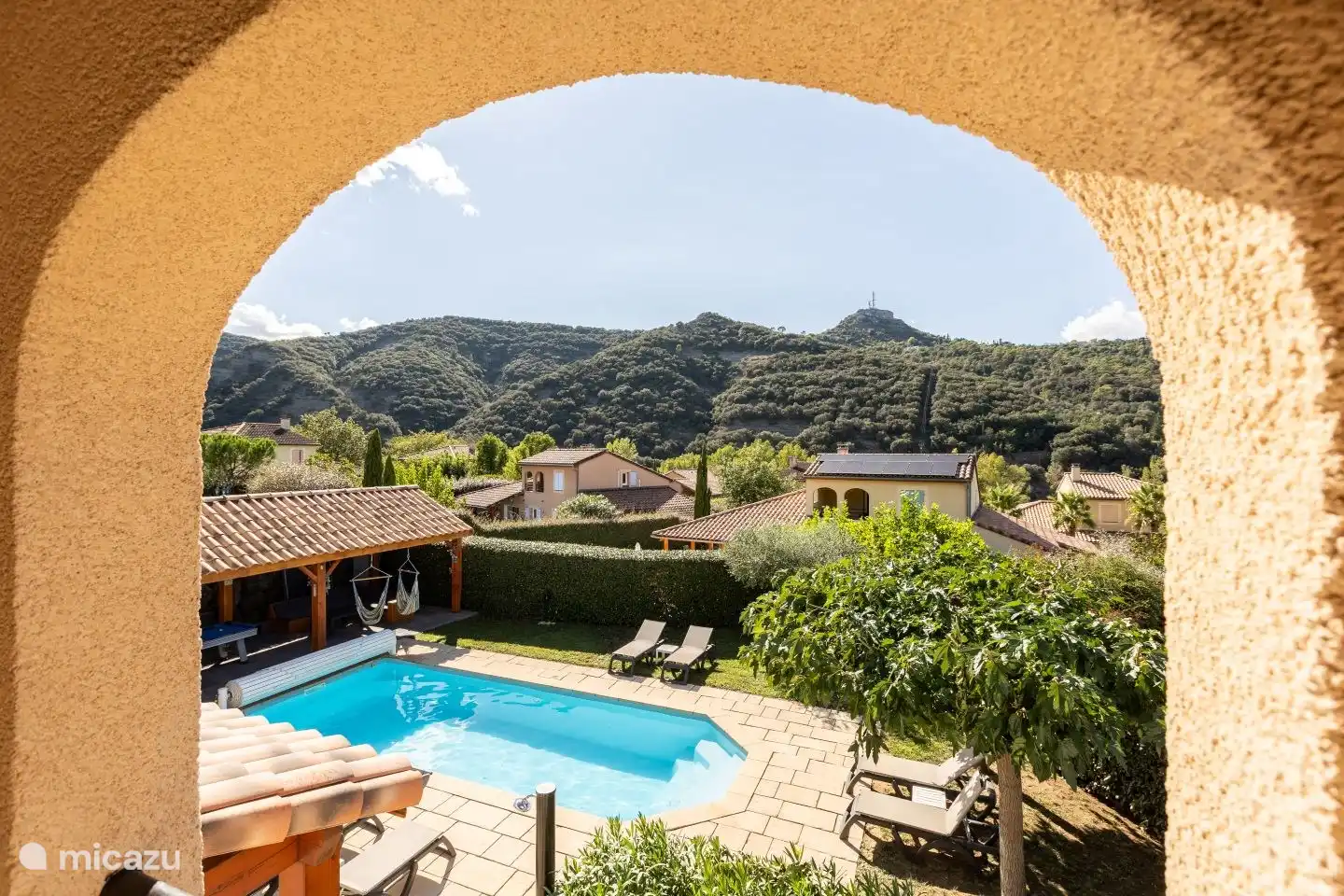 Un joli balcon à l'étage avec une belle vue.