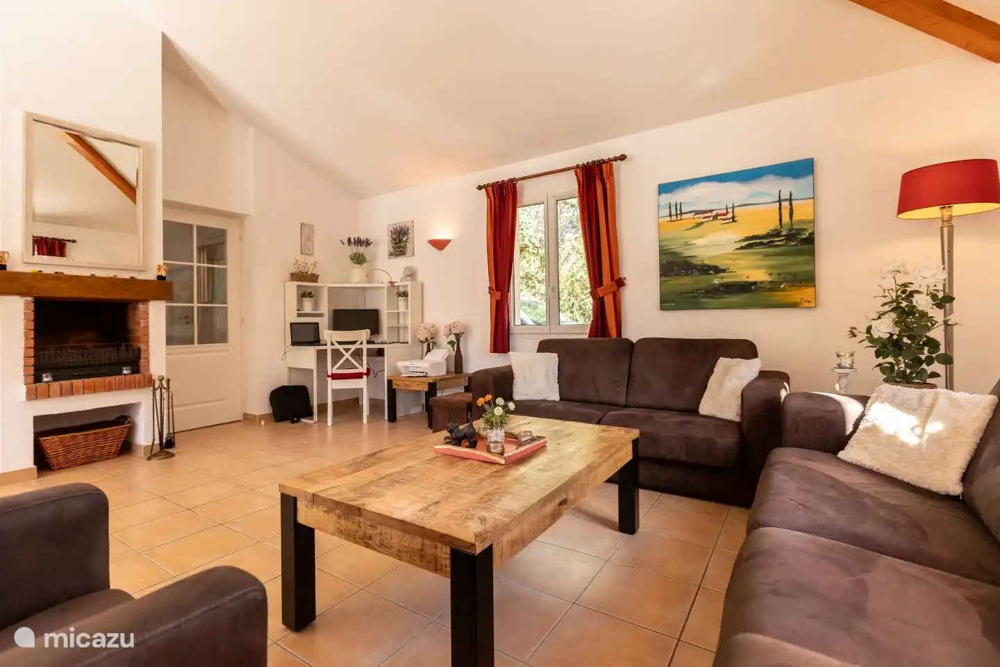 Coin salon avec cheminée dans le séjour