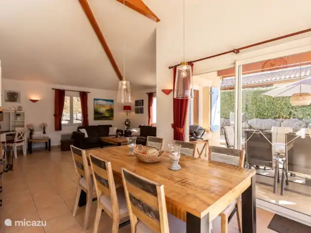 Villa Vivre | France, Ardèche, Vallon-Pont-d'Arc - villa La table de la salle à manger