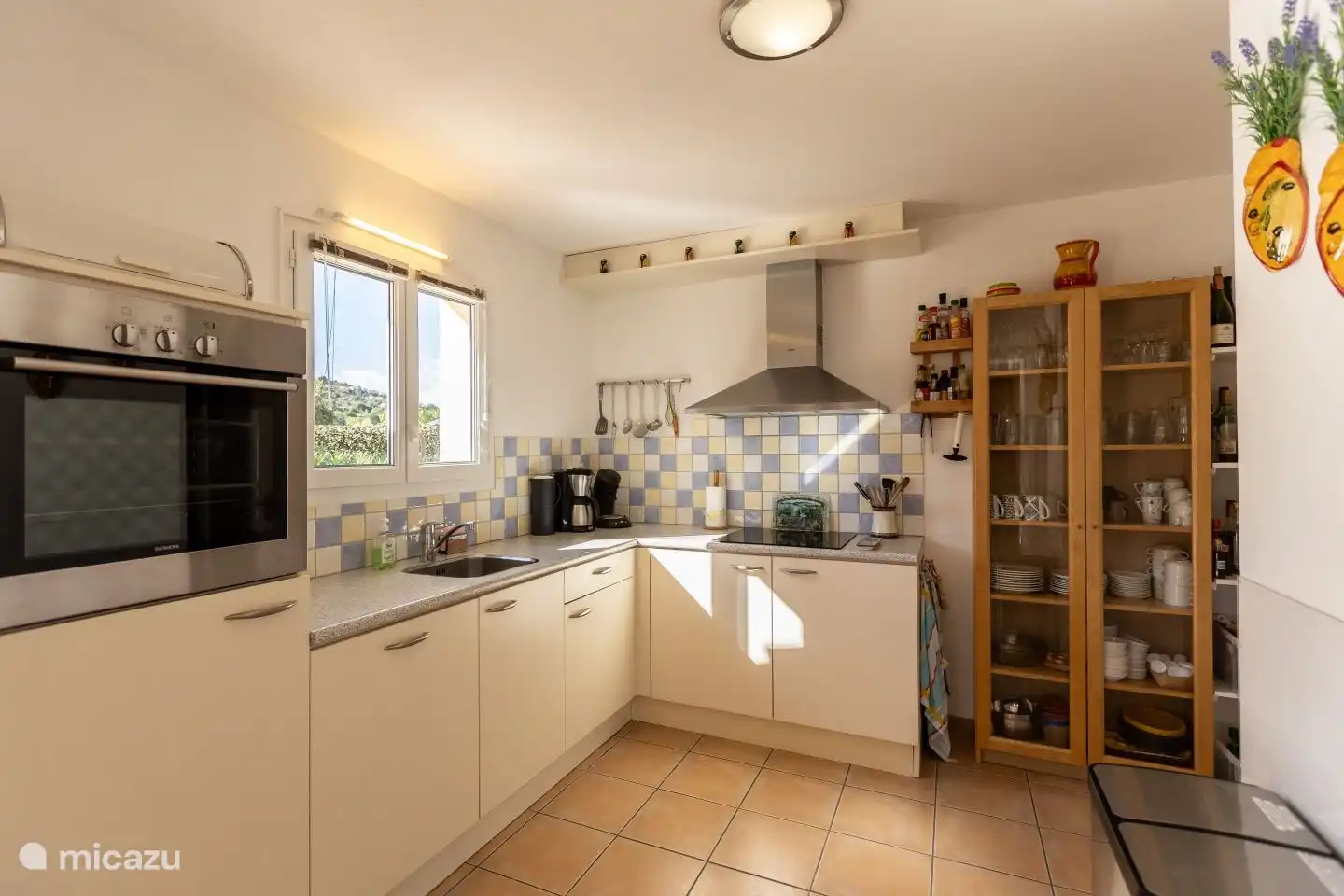 La cuisine est équipée de deux réfrigérateurs avec compartiment congélateur, d'un four micro-ondes, de plaques à induction et d'un inventaire de cuisine très complet.