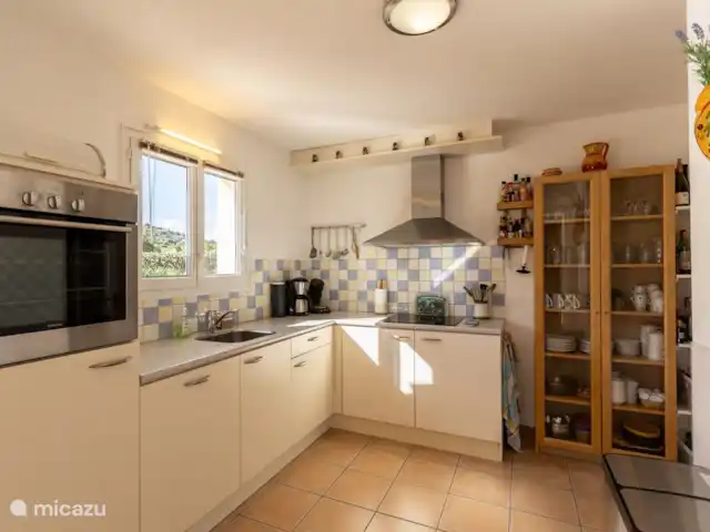 Villa Vivre | France, Ardèche, Vallon-Pont-d'Arc - villa La cuisine est équipée de deux réfrigérateurs avec compartiment congélateur, d'un four micro-ondes, de plaques à induction et d'un inventaire de cuisine très complet.