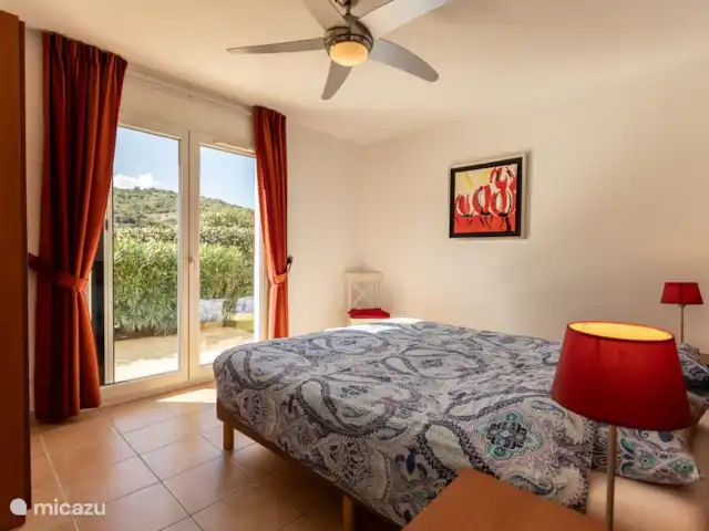 Villa Vivre | France, Ardèche, Vallon-Pont-d'Arc - villa Chambre 1, côté jardin en bas.