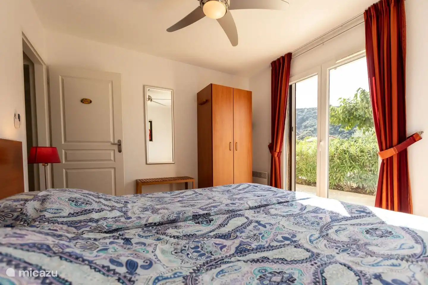 Il y a des ventilateurs dans toutes les chambres.