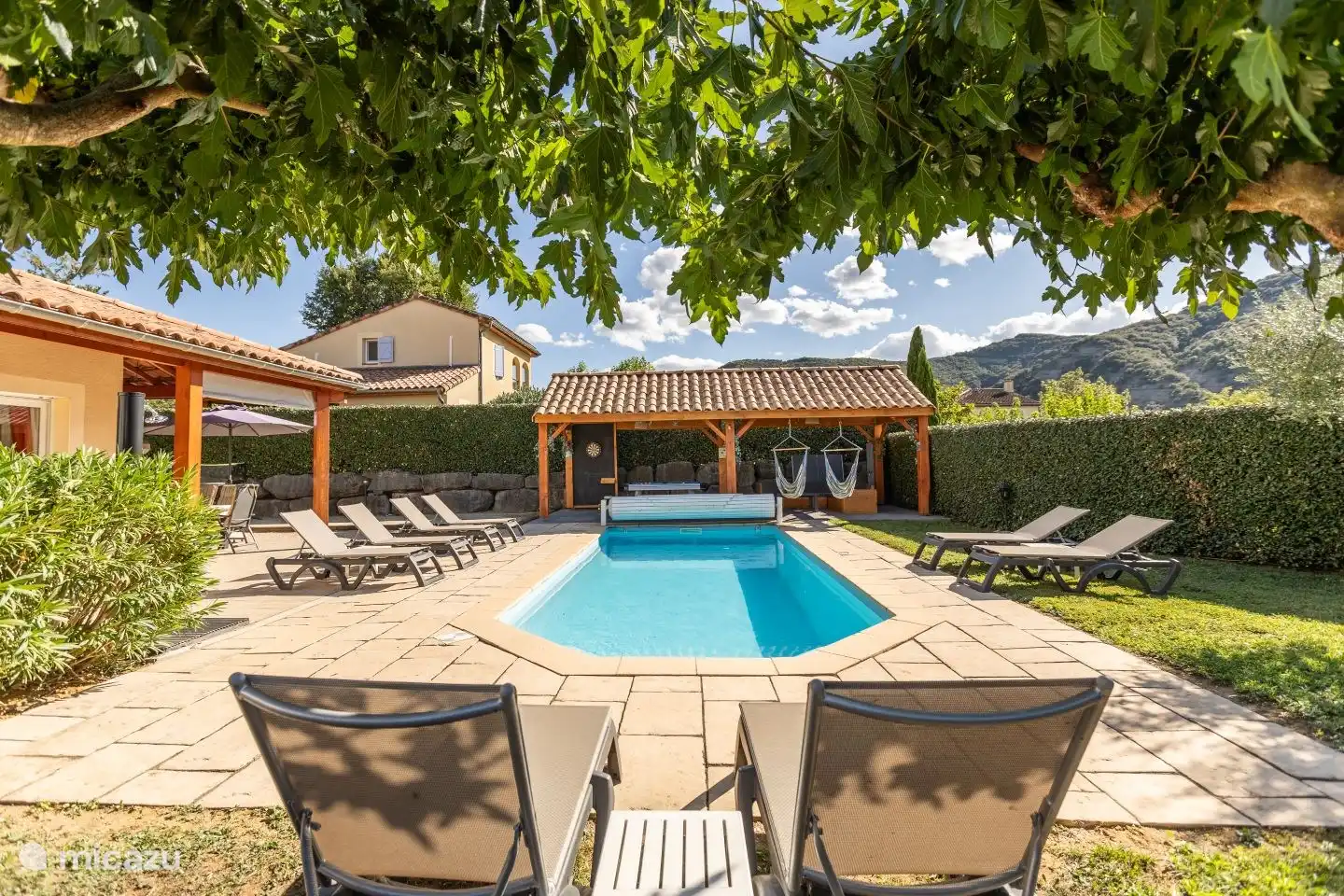8 chaises longues au bord de la piscine
