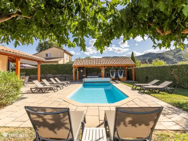 Villa Vivre | France, Ardèche, Vallon-Pont-d'Arc - villa 8 chaises longues au bord de la piscine
