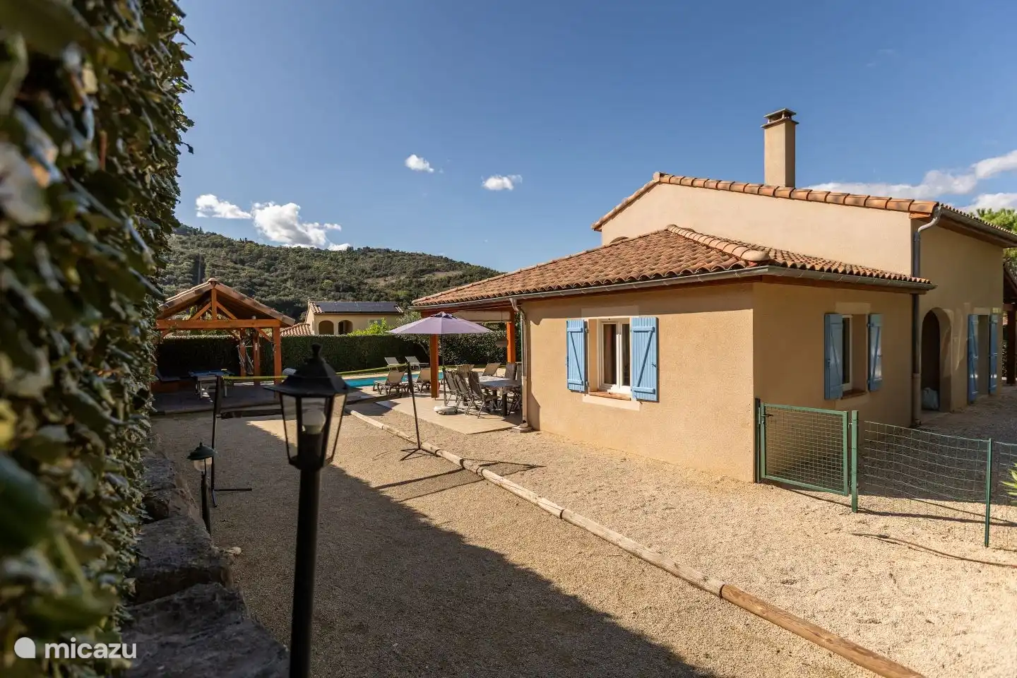 Côté terrain de jeux de boules