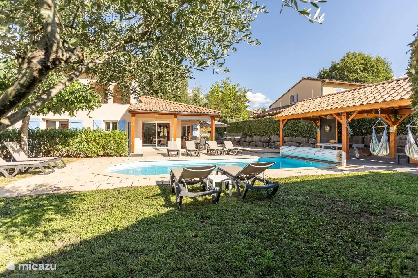 Jardin avec piscine chauffée