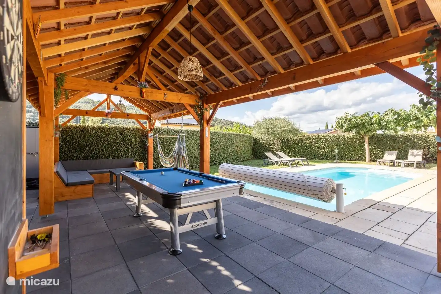 Un merveilleux espace de détente et de divertissement dans le jardin