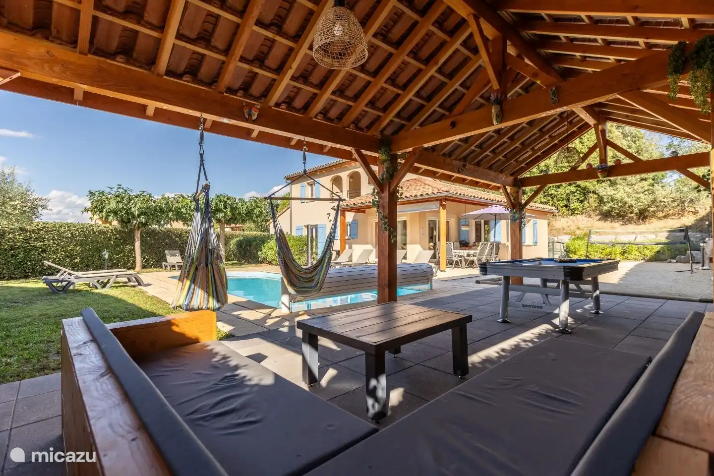 Avec des chaises suspendues pour se détendre