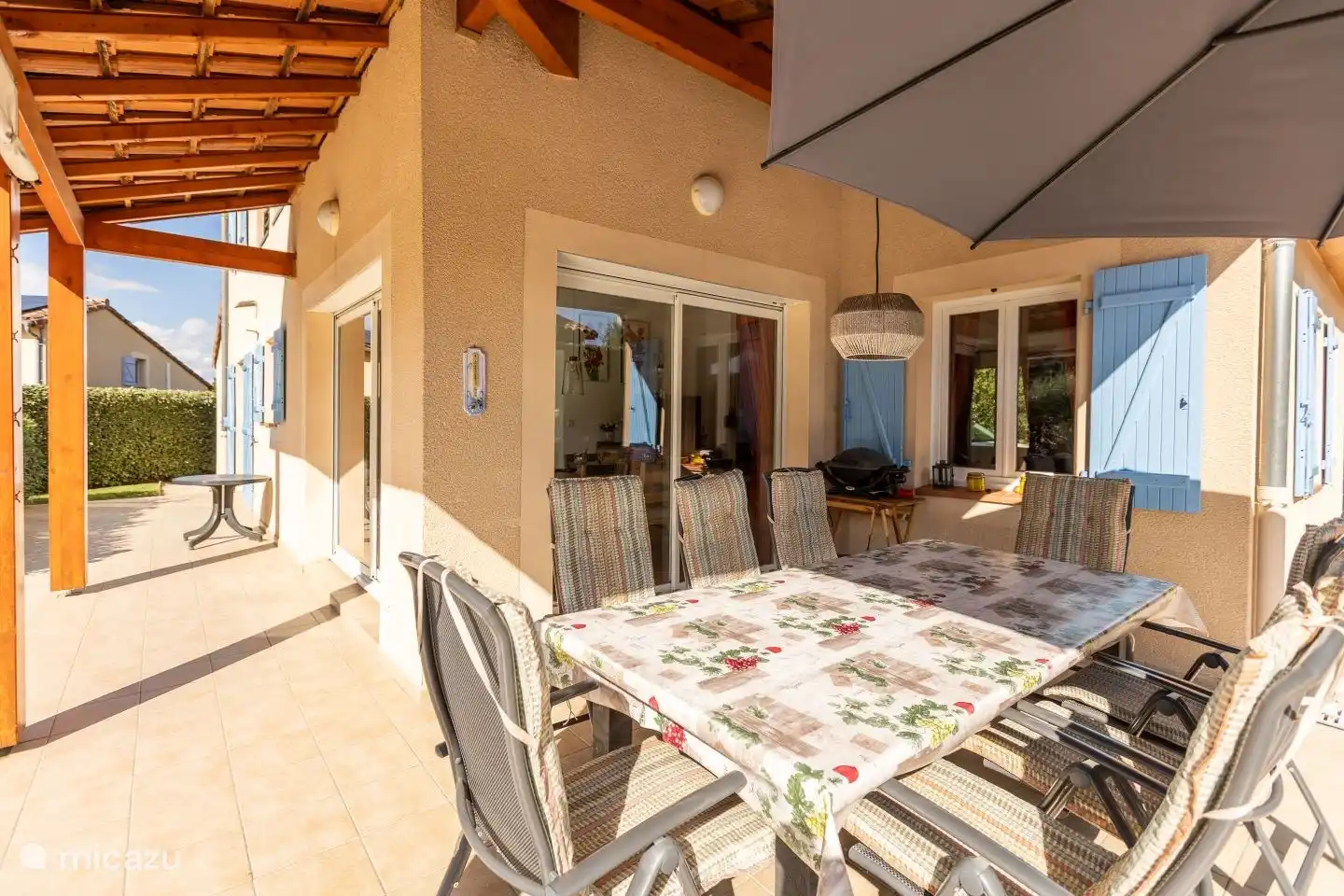 La terrasse devant les portes coulissantes