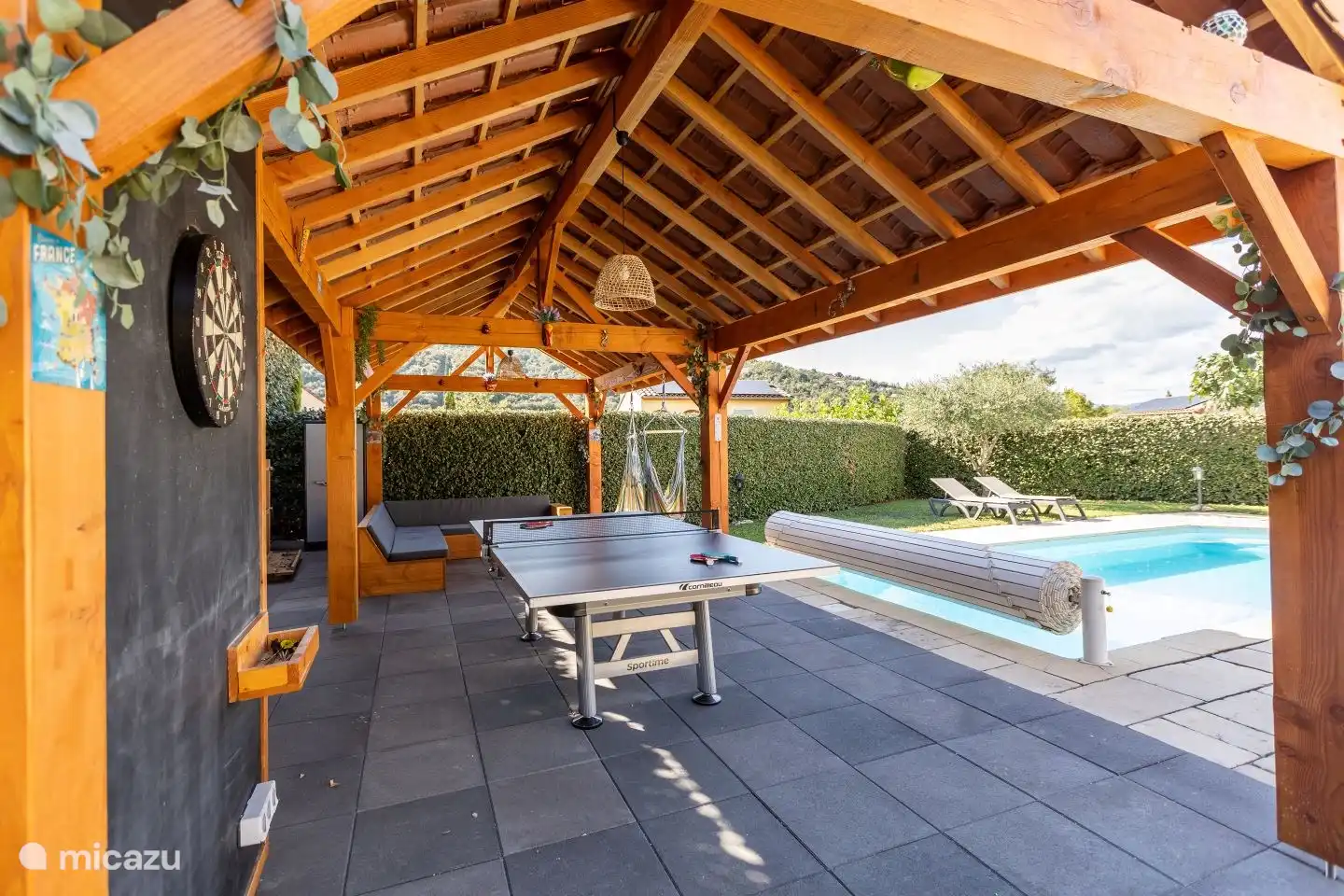 La verrière est confortablement meublée avec de nombreux accessoires