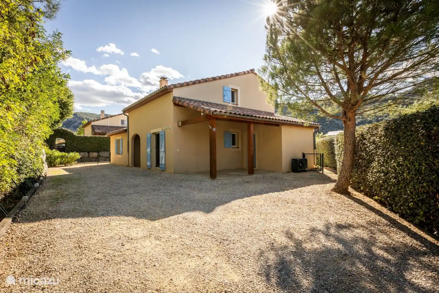 Allée et espace de stationnement pour au moins quatre voitures. L'ensemble du terrain ne fait pas moins de 785 m2