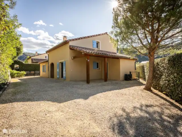 Villa Vivre | France, Ardèche, Vallon-Pont-d'Arc - villa Allée et espace de stationnement pour au moins quatre voitures. L'ensemble du terrain ne fait pas moins de 785 m2