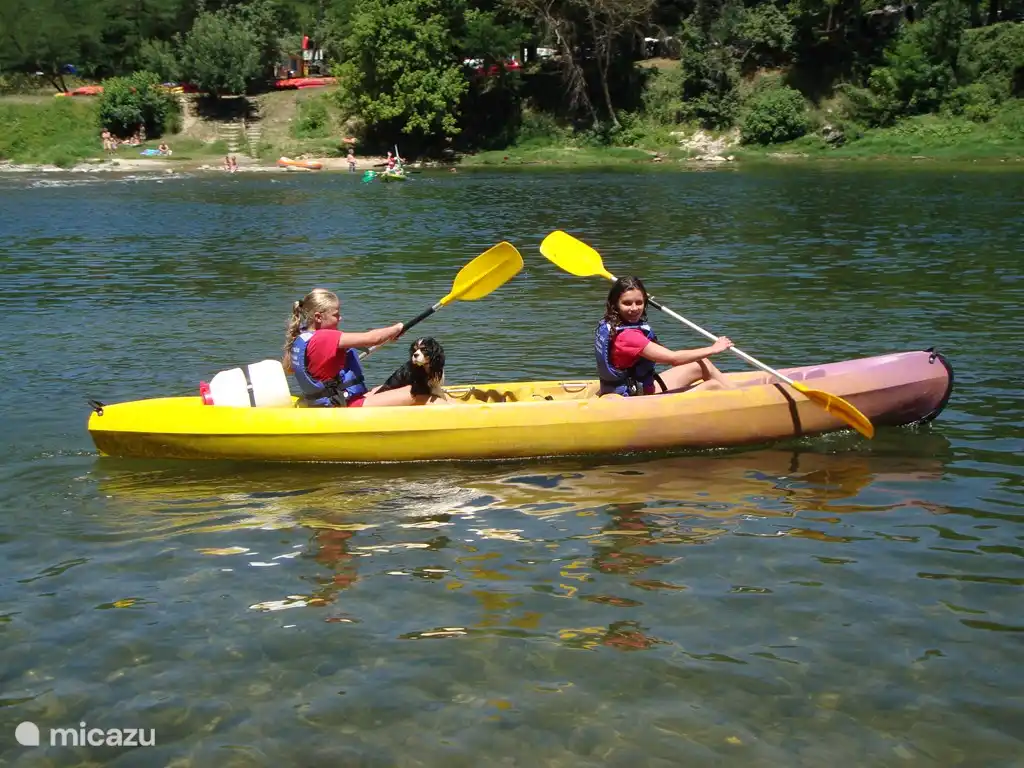 Canoë devant les villas de vacances