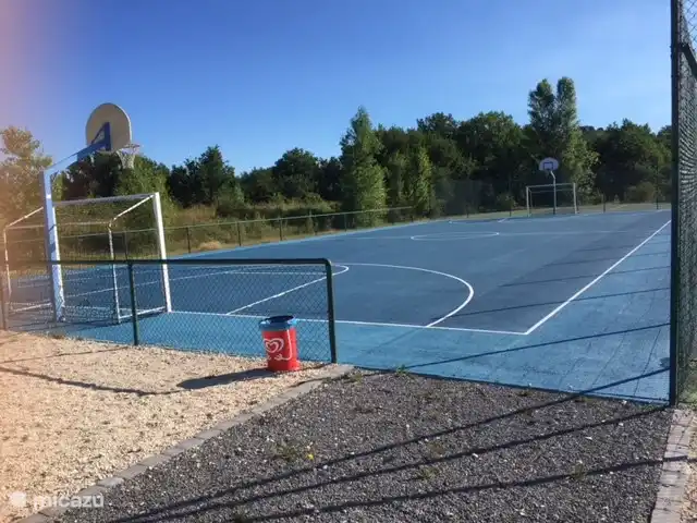Terrain de football/basket dans le parc de la villa