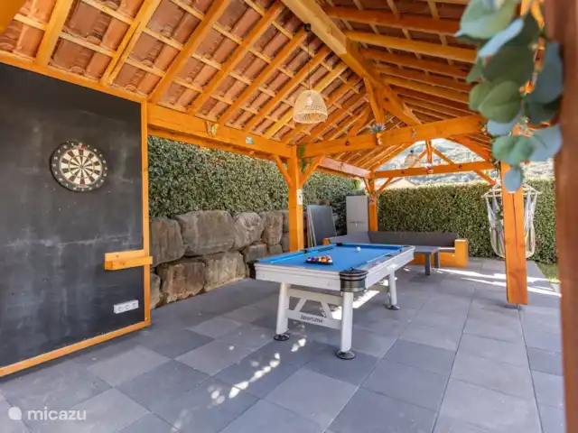 Villa Vivre | France, Ardèche, Vallon-Pont-d'Arc - villa Un grand auvent avec table de billard, table de ping-pong, jeu de fléchettes et coin salon.