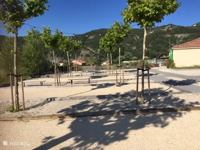 Terrain de jeu de boules dans le parc de la villa