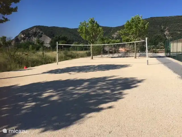 Volley-ball dans le parc de la villa