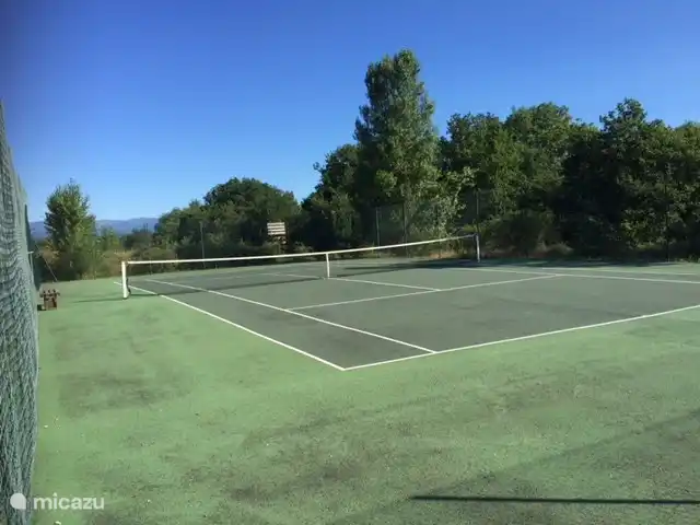 Deux courts de tennis dans le parc de la villa