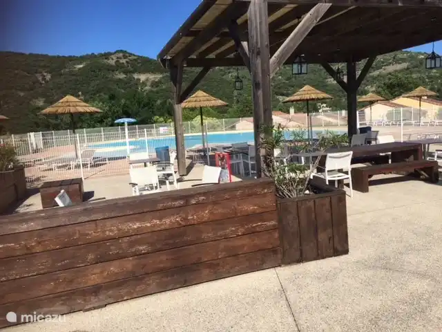 Terrasse à la piscine du parc de la villa
