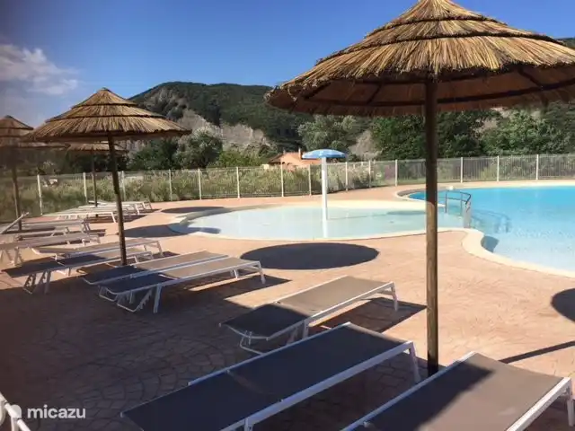 Parc de villas avec piscine