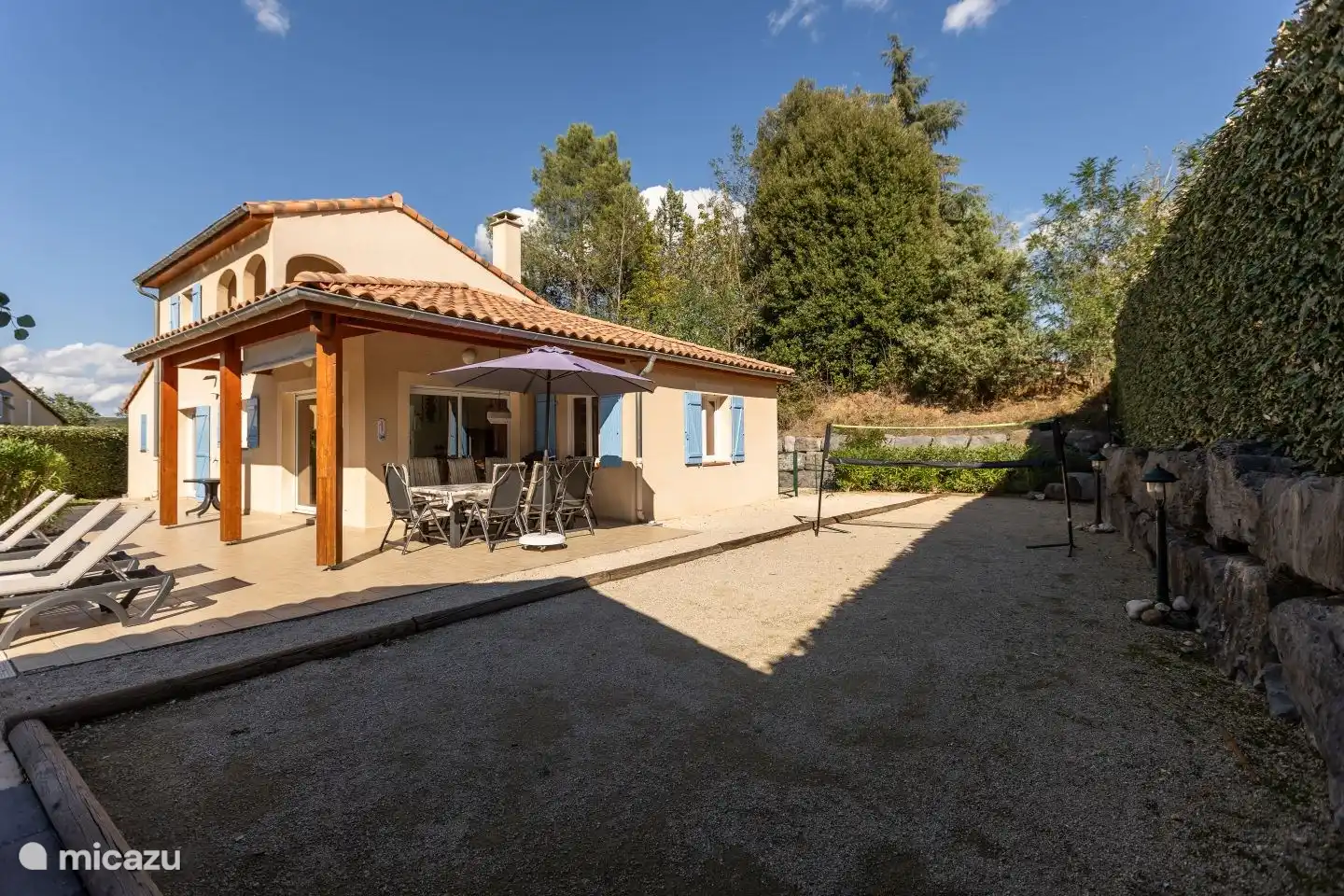 Un grand terrain de jeux de boules qui dispose également d'un filet sportif (amovible) pour le badminton, etc.