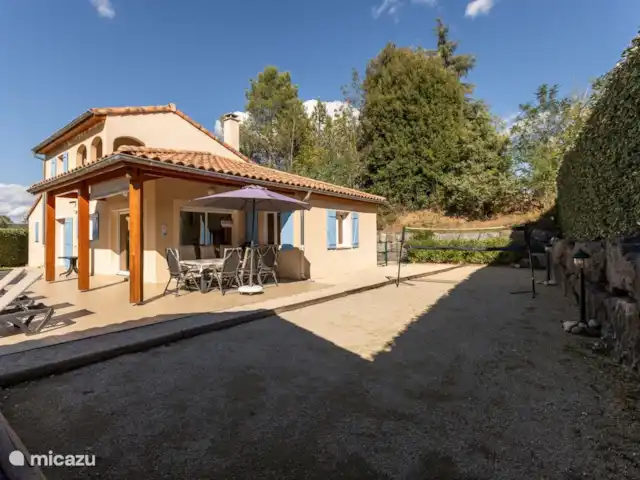 Villa Vivre | France, Ardèche, Vallon-Pont-d'Arc - villa Un grand terrain de jeux de boules qui dispose également d'un filet sportif (amovible) pour le badminton, etc.
