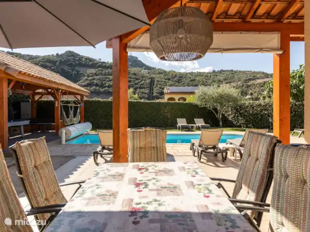 Villa Vivre | France, Ardèche, Vallon-Pont-d'Arc - villa Grande table avec 8 chaises patio réglables sous le toit de la maison.
