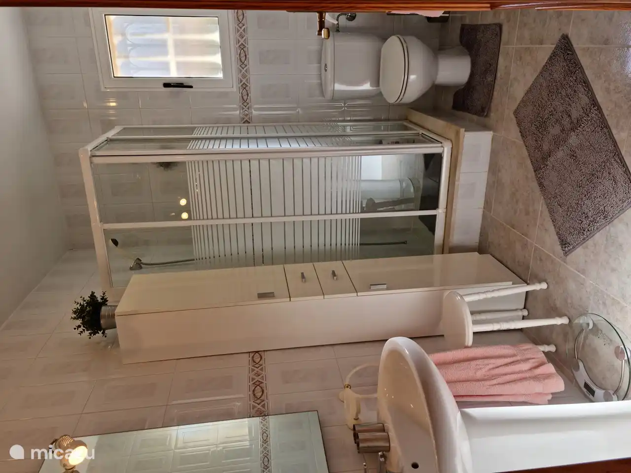 Cuarto de baño perteneciente al dormitorio 1 con ducha, inodoro y lavabo