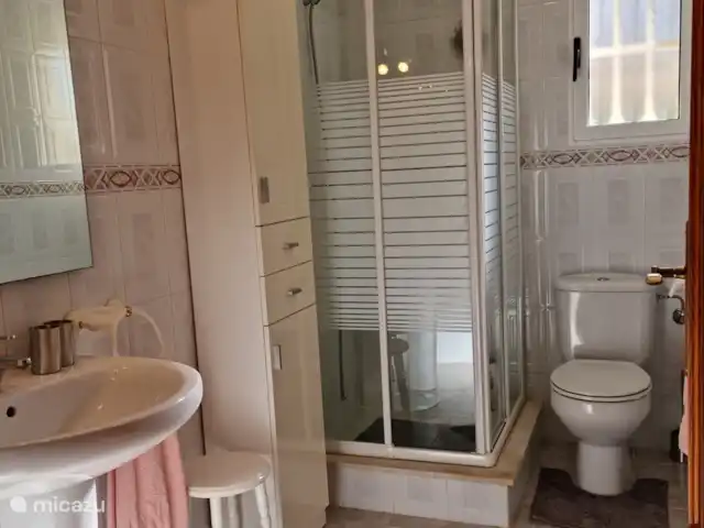 Villa Mi casa - Benijófar huren in Spanje, Costa Blanca, Benijófar - vakantiehuis ensuite badkamer behorende bij slaapkamer 1 met douche, toilet en wastafel