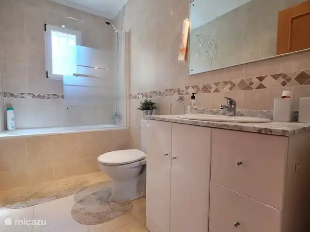 Villa Mi casa - Benijófar huren in Spanje, Costa Blanca, Benijófar - vakantiehuis Badkamer 2 met zitbad/doucht, toilet en bad meubel.