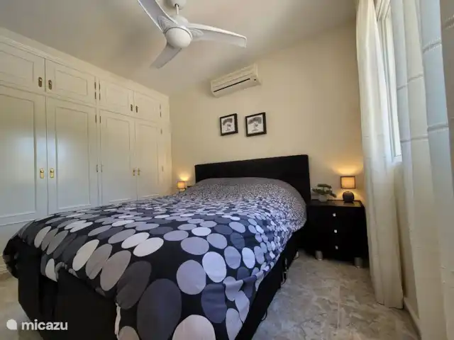 Villa Mi casa - Benijófar huren in Spanje, Costa Blanca, Benijófar - vakantiehuis Slaapkamer 2 met grote garderobe kast,  ensuite badkamer en uitzicht op het zwembad.