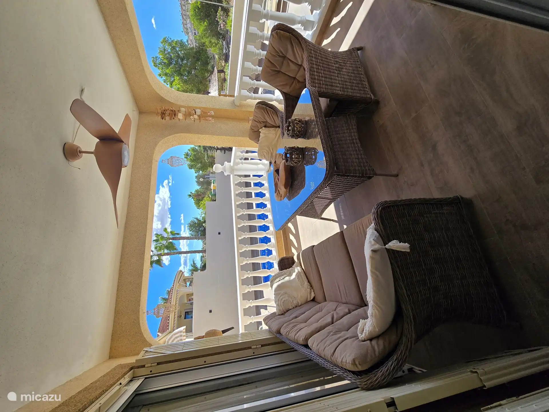 Terraza, donde podrá relajarse a cualquier hora del día y una hermosa vista a la piscina, el jardín y el parque paisajístico. 