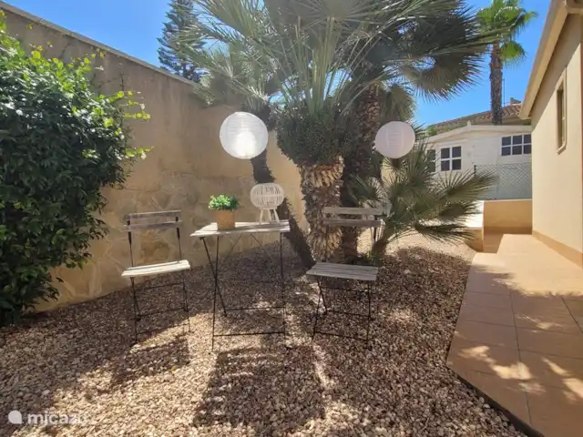 Villa Mi casa - Benijófar huren in Spanje, Costa Blanca, Benijófar - vakantiehuis Sfeer tuin zijkant van het huis. Met op de achtergrond een tuinhuis.