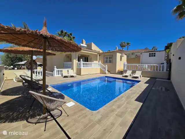 Villa Mi casa - Benijófar huren in Spanje, Costa Blanca, Benijófar - vakantiehuis Heerlijk recent verbouwd privé zwembad. ( april '24) Zwembad is voorzien van een zoutwater pomp, zithoek, verlichting en een solar buiten douche.