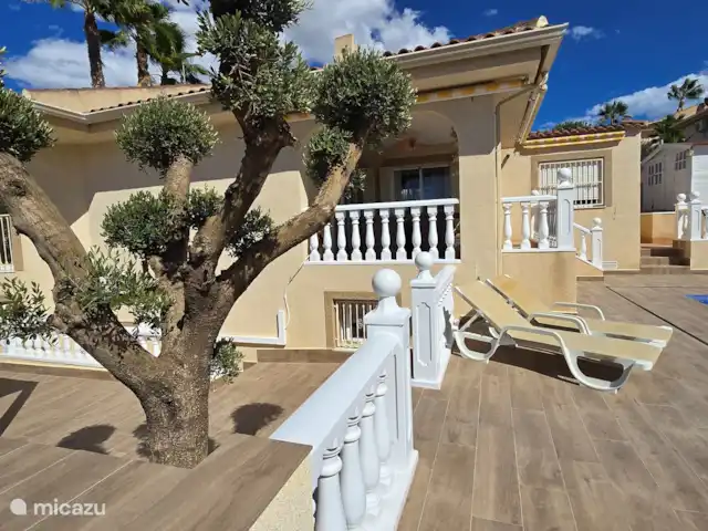 Villa Mi casa - Benijófar huren in Spanje, Costa Blanca, Benijófar - vakantiehuis Veel ruimte rondom het zwembad voor zowel zon als  schaduw liefhebbers. Heerlijke ligbedden aanwezig.