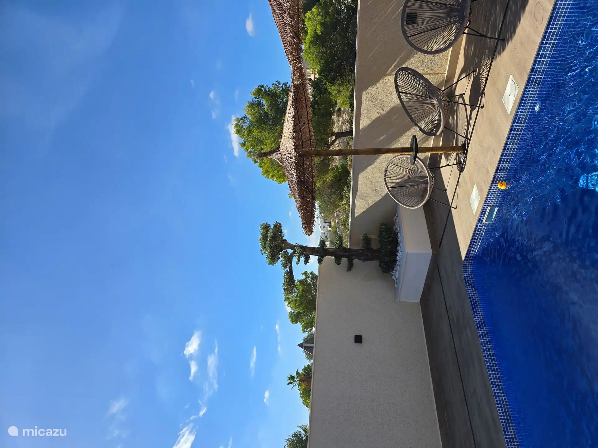 Preciosa sombra bajo las sombrillas hechas a mano.