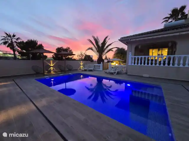 Villa Mi casa - Benijófar huren in Spanje, Costa Blanca, Benijófar - vakantiehuis Mooi plaatje met een fantastische lucht. Helaas is de palmboom ziek geworden en verwijderd.