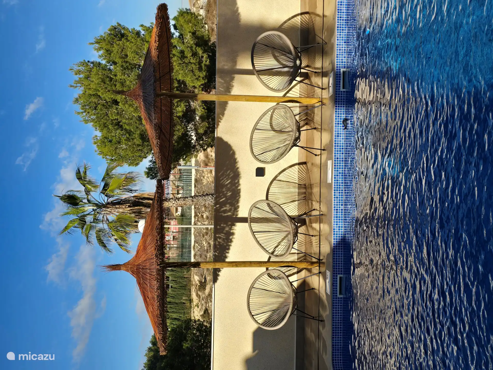 Relájese junto a las sombrillas hechas a mano. 