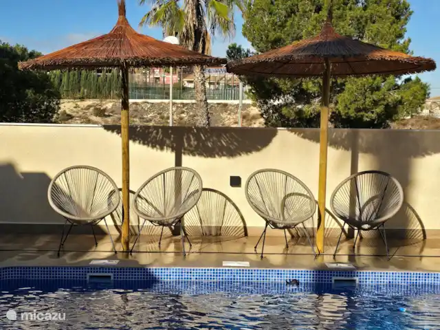 Villa Mi casa - Benijófar huren in Spanje, Costa Blanca, Benijófar - vakantiehuis Relax stoeltjes bij de handgemaakte parasols.