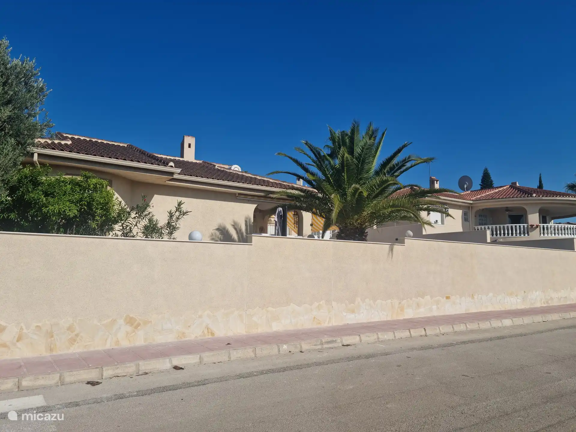 Villa lateral en septiembre de 2023, se ha creado más privacidad eliminando los postes y elevando la pared.